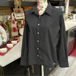 Orvis Wrinkle Resistant Blouse Black & White Polka Dot
Size 16
Long Sleeve